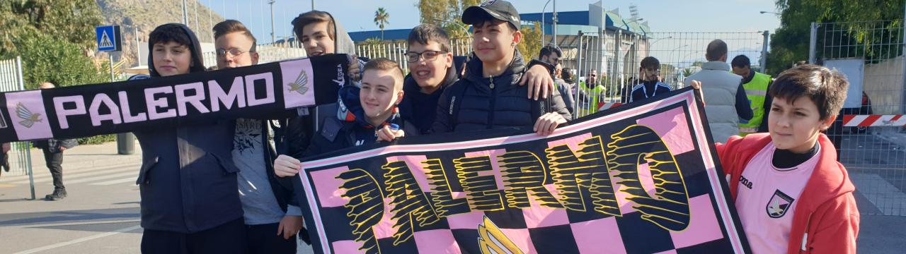 Gli studenti davanti allo stadio Renzo Barbera a Palermo