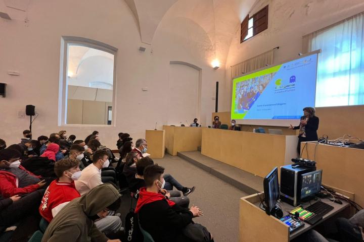 Gli studenti ascoltano Patrizia Valenti, AdG del PO FSE