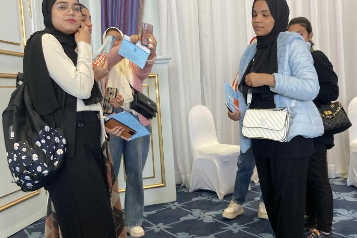 studentesse alla fiera di luxor 