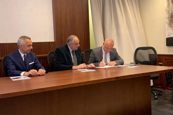 La firma con l'Ad del Palermo Rinaldo Sagramola e Francesco Vaccaro in rappresentanza dell’Ufficio scolastico regionale, 