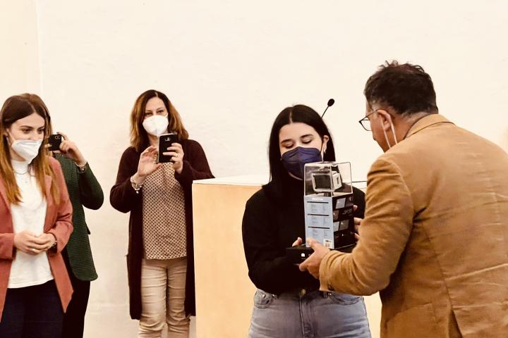 La premiazione di una studentessa