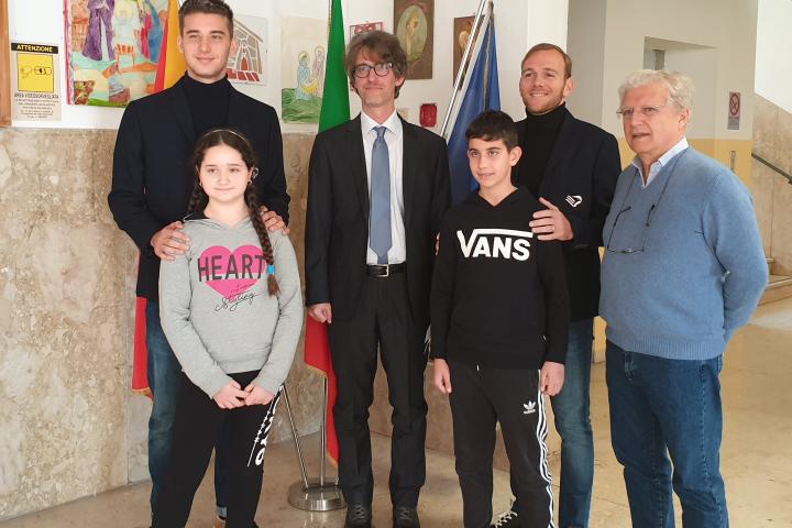 Martin Malaurye Manuel Peretti, giocatori del Palermo Calcio alla Scuola media "Mazzini" 